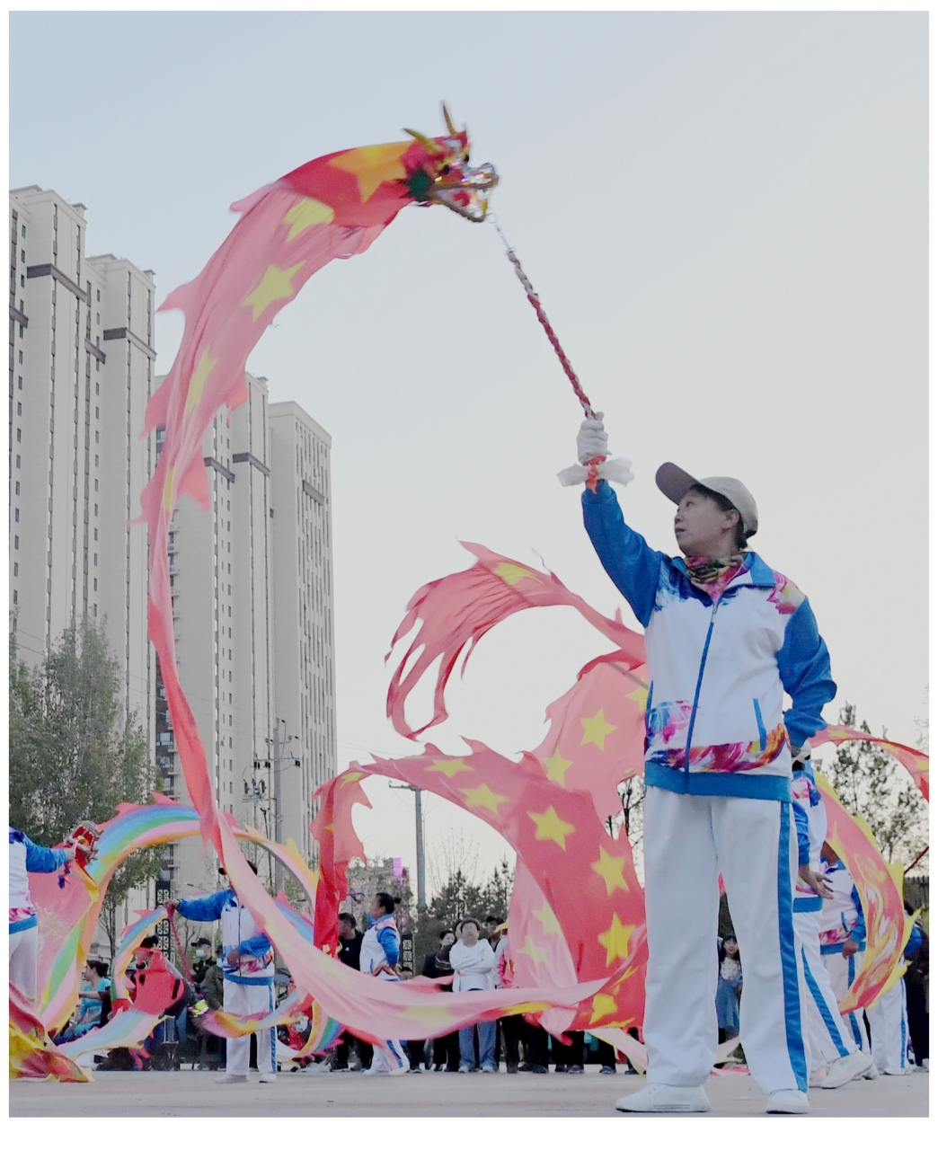 今天偶遇了一场精彩的户外舞龙表演,瞬间被深深吸引!