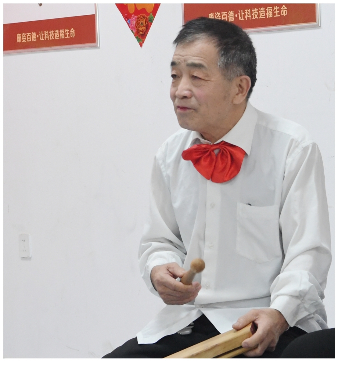 三个闺蜜穿着传统服装,坐在那张充满回忆的桌子旁