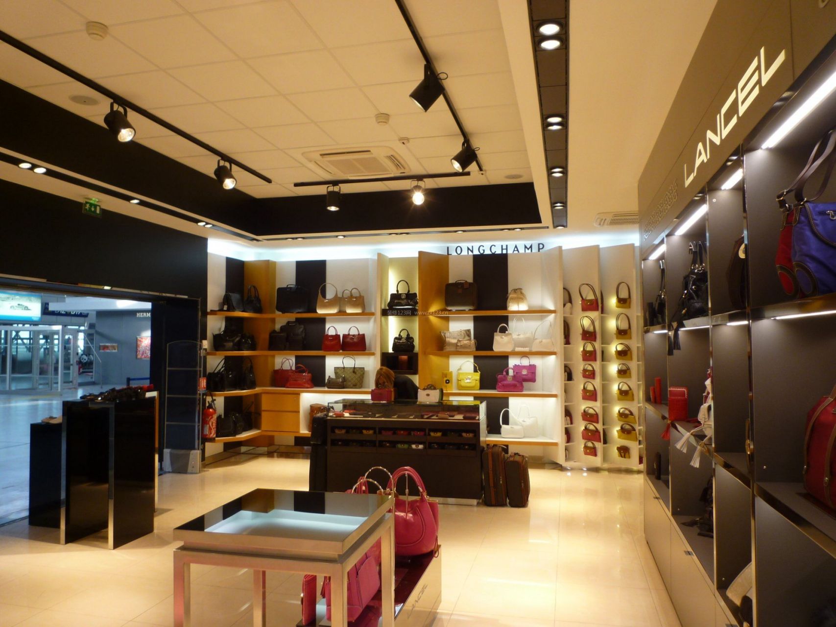潮牌# 包包店装饰的漂亮时尚,会吸纳更多人的进店浏览,产生购买的