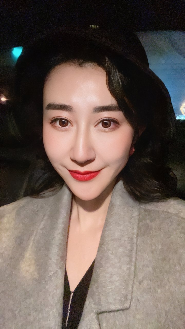 不卑不亢～落落大方#主持人蔡明娜# #娜年花开