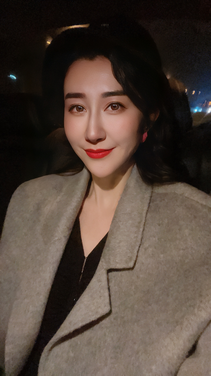 不卑不亢～落落大方#主持人蔡明娜# #娜年花开