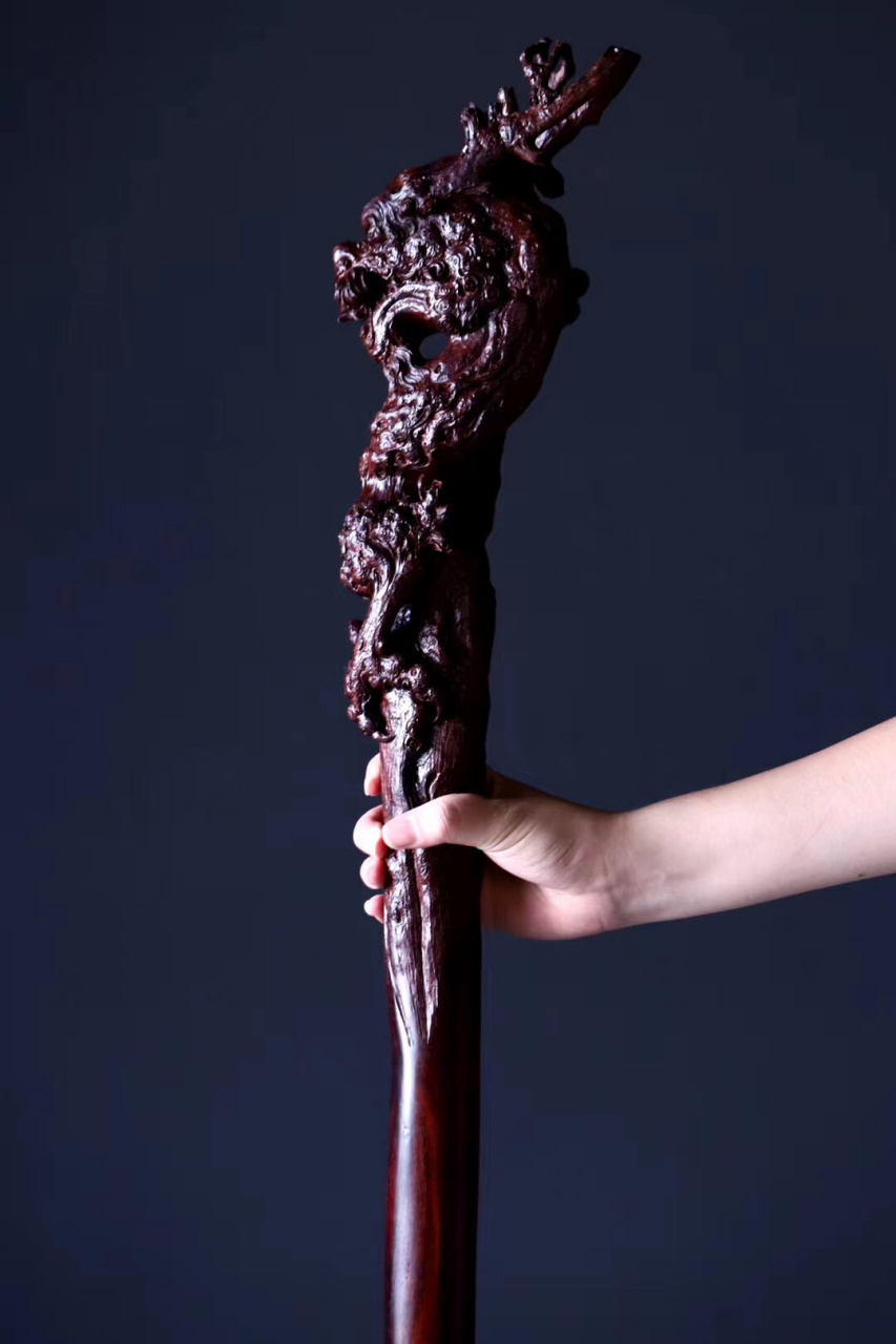 小叶紫檀-【龙杖】  龙头拐杖,即龙头杖,"皇封兵器"之一,古代唯有功勋