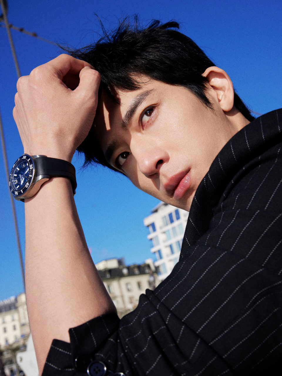 井柏然# 井柏然偷偷练肌肉,日内瓦表展万宝龙活动造型,大胆真空穿搭