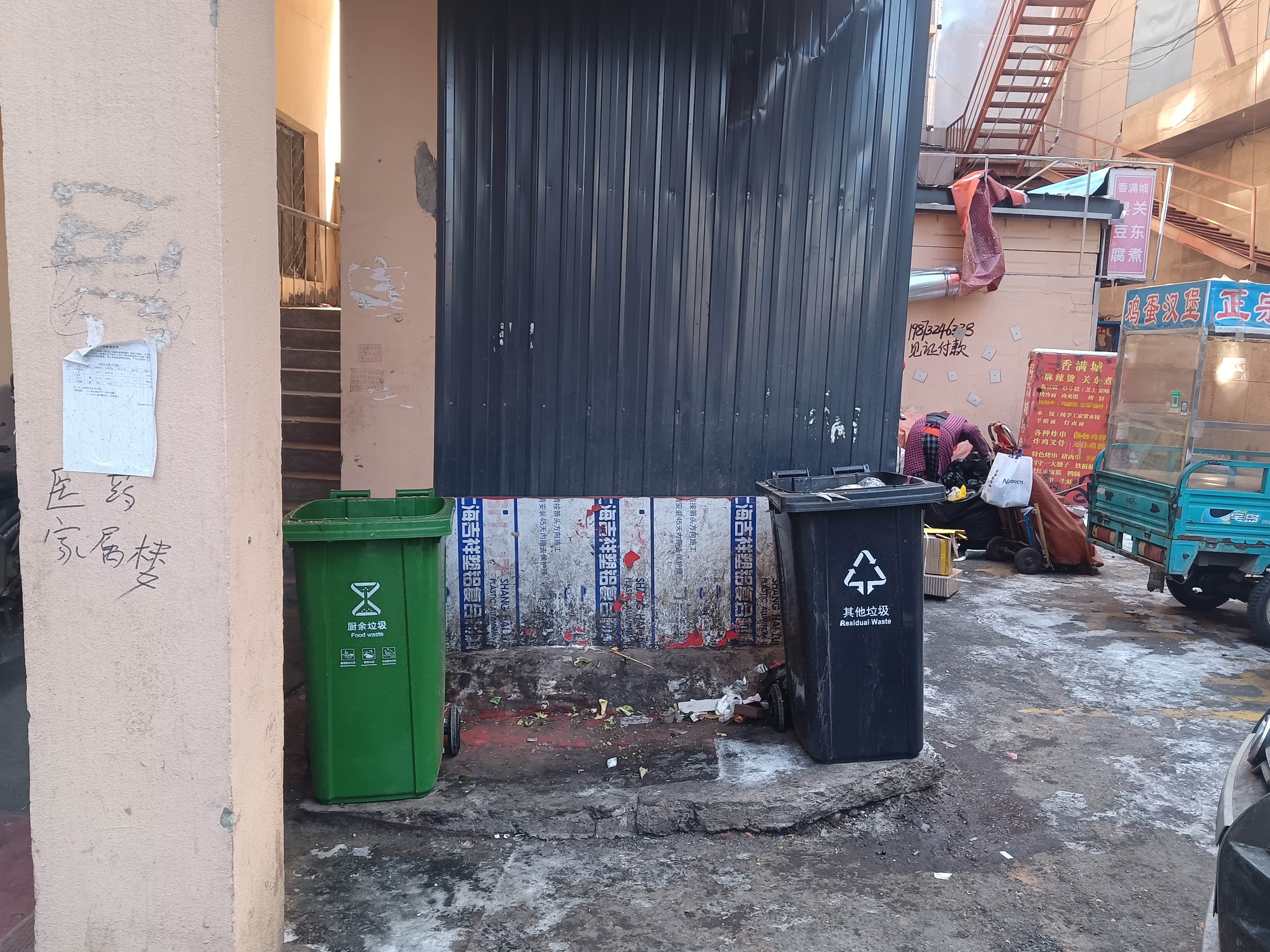 天天上下楼都要踩着垃圾堆,上级来检查摆放两垃圾桶,检查完就收回变成