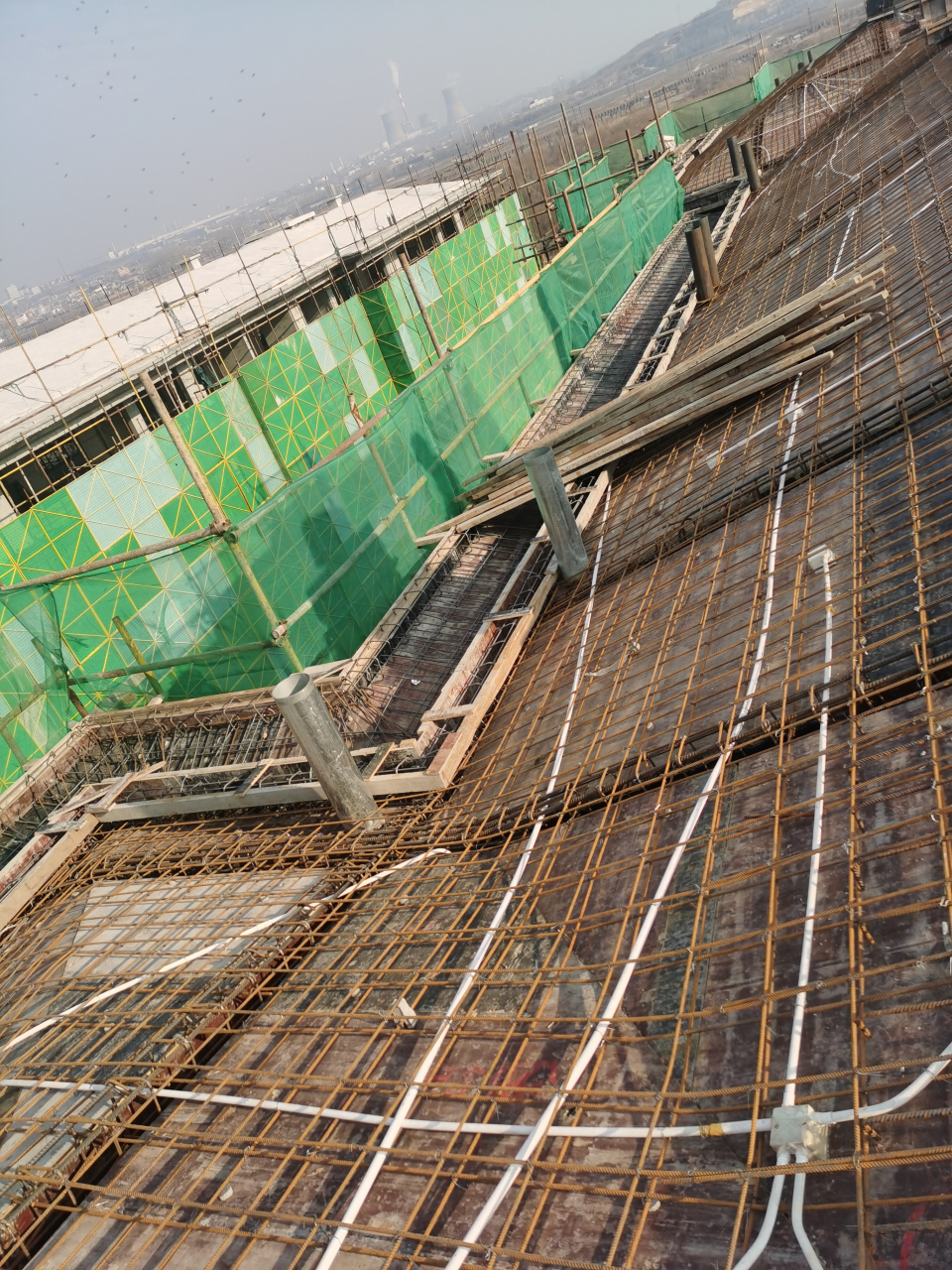 斜坡屋面的钢筋,特别是阴阳角,比较难处理!
