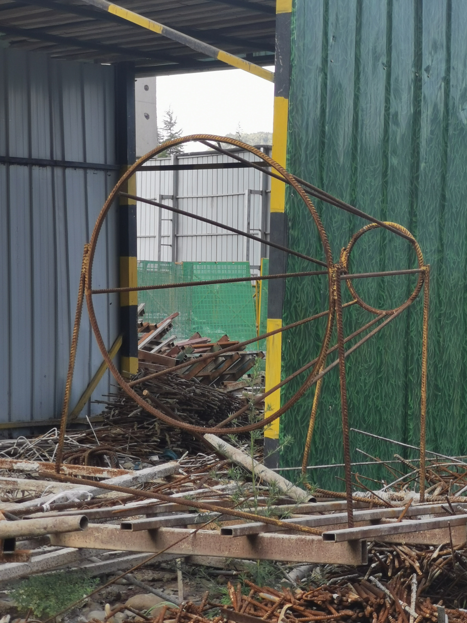 简易版的盘螺盘圆钢筋调直机进料口防护罩.工程人都认识吗?