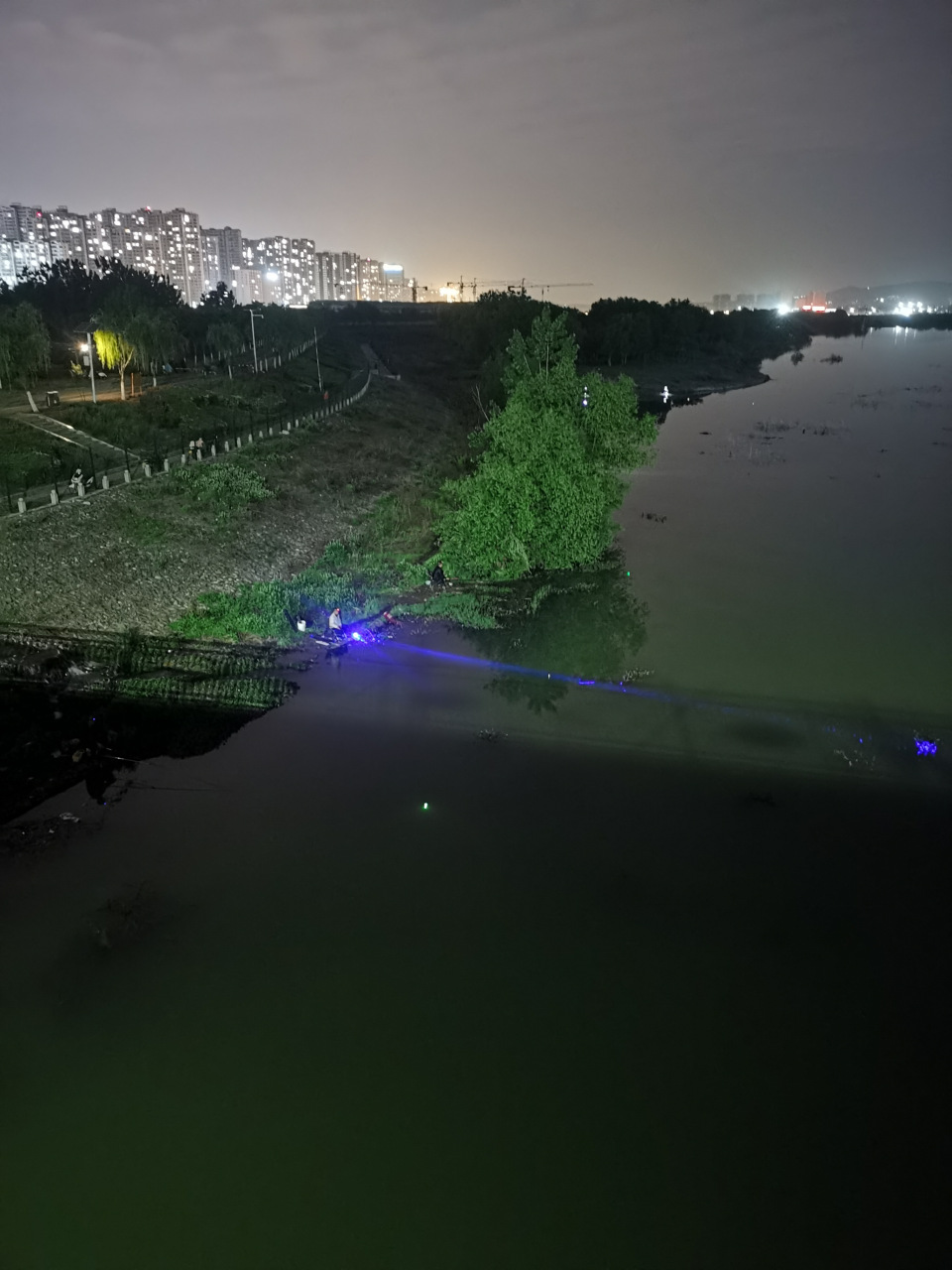 夜晚的河边,影影卓卓的都是夜钓的人,初夏的蛙叫声相应,也挺好的嘛!