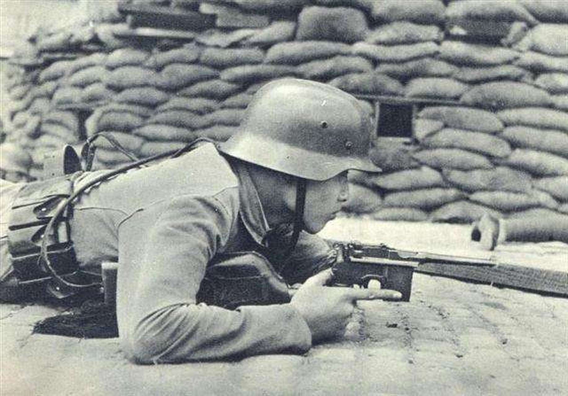 一名在训练中的德械师士兵,这些头戴m35钢盔的士兵是抗战时期最精锐的