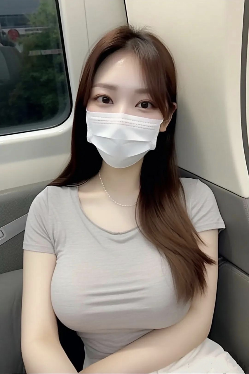 地铁上的大眼睛,这位身材高大的美女,穿着灰色紧身短袖,白色的口罩