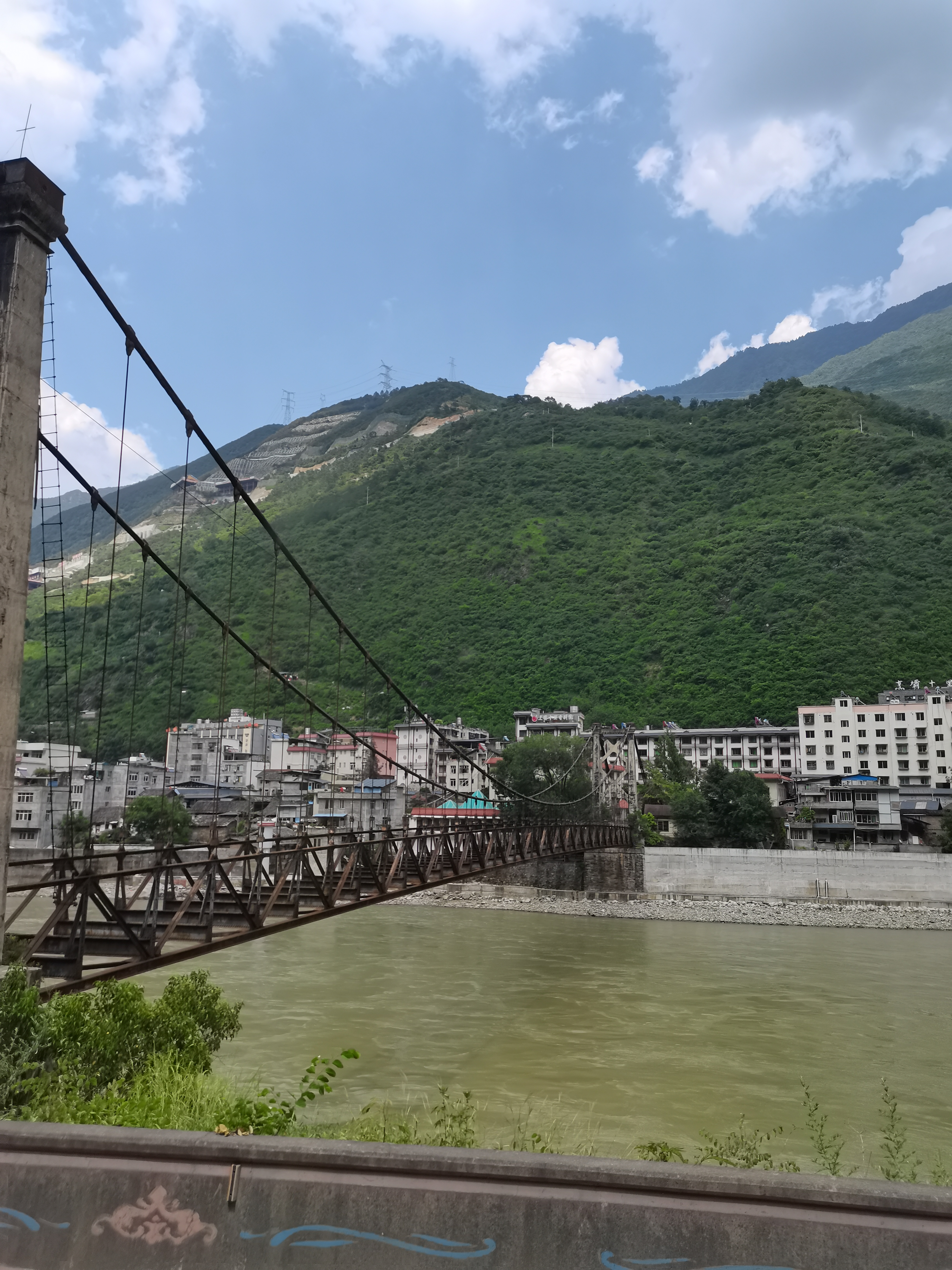 康定:吃了一种叫绍皮的美食;体会了泸定桥的凶险;逛了当在一个叫姑咱