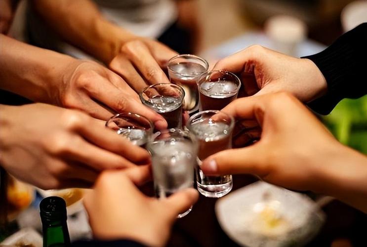 举杯邀明月,对影成三人