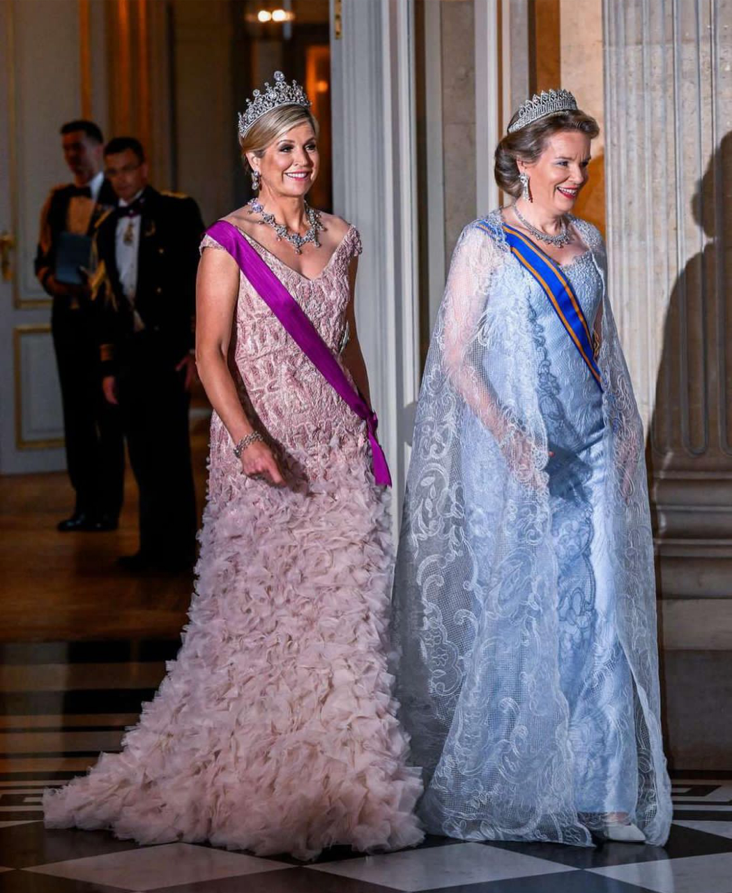 荷兰王后玛克西玛一套王冠首饰太有看头了!