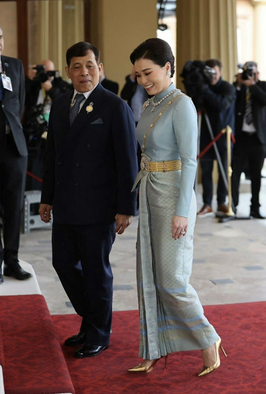 泰国皇后苏提达,从空姐到保镖再到王后的逆天改命史都可以写一部宫斗