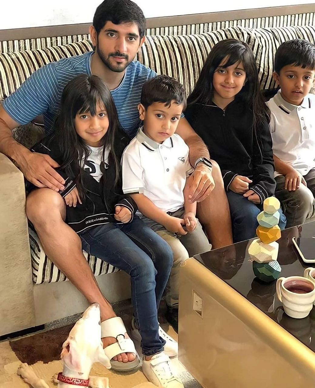 迪拜王储哈曼丹经常在社交网上发他和外甥们的照片,看的出他非常疼爱