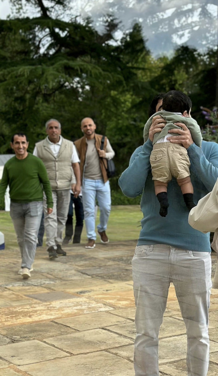 迪拜王储妃谢克哈表妹发了哈曼丹王子坐直升机来伦敦看娃的照片,一