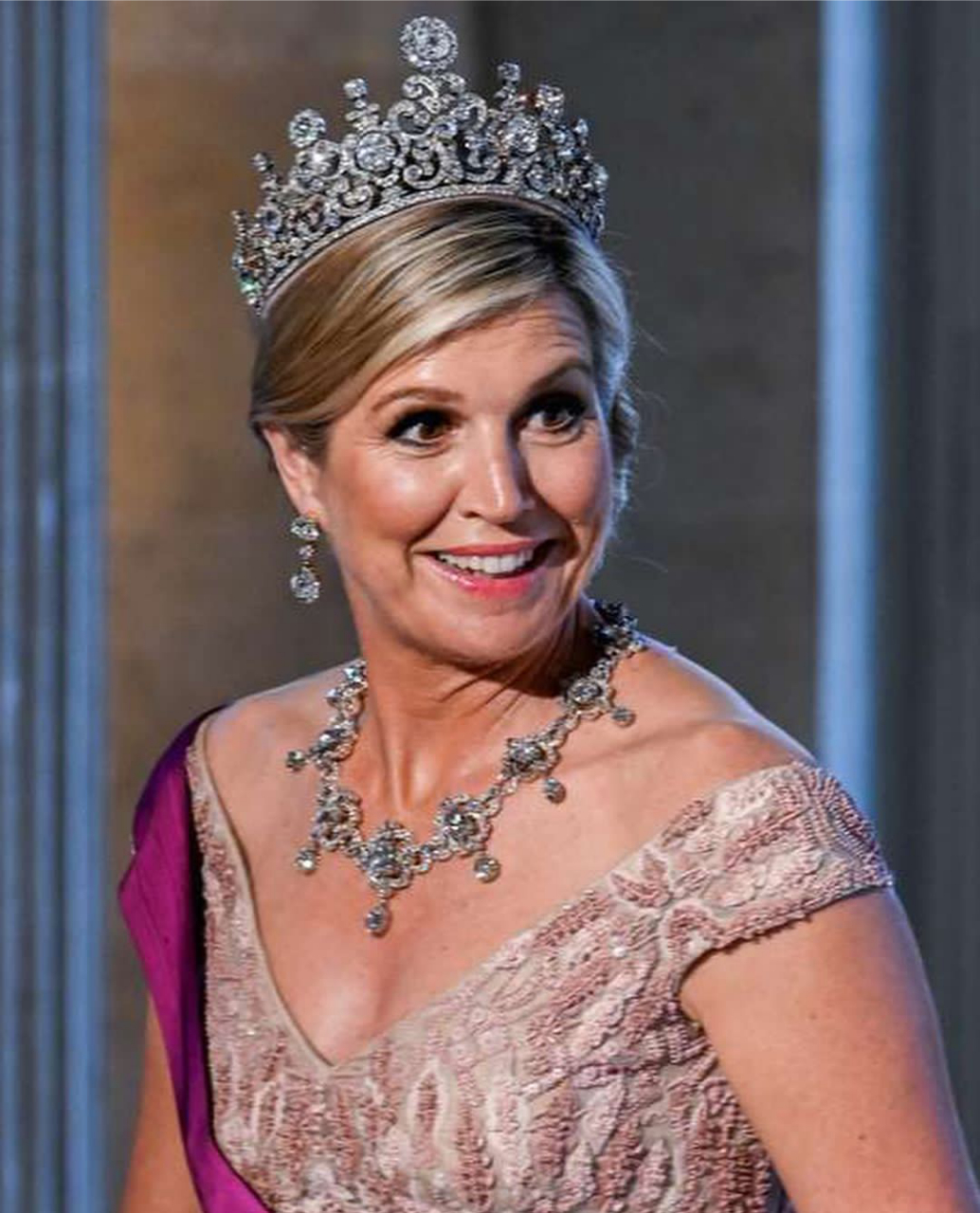 荷兰对比利时进行国事访问.荷兰王后玛克西玛一套王冠首饰太有看头了!