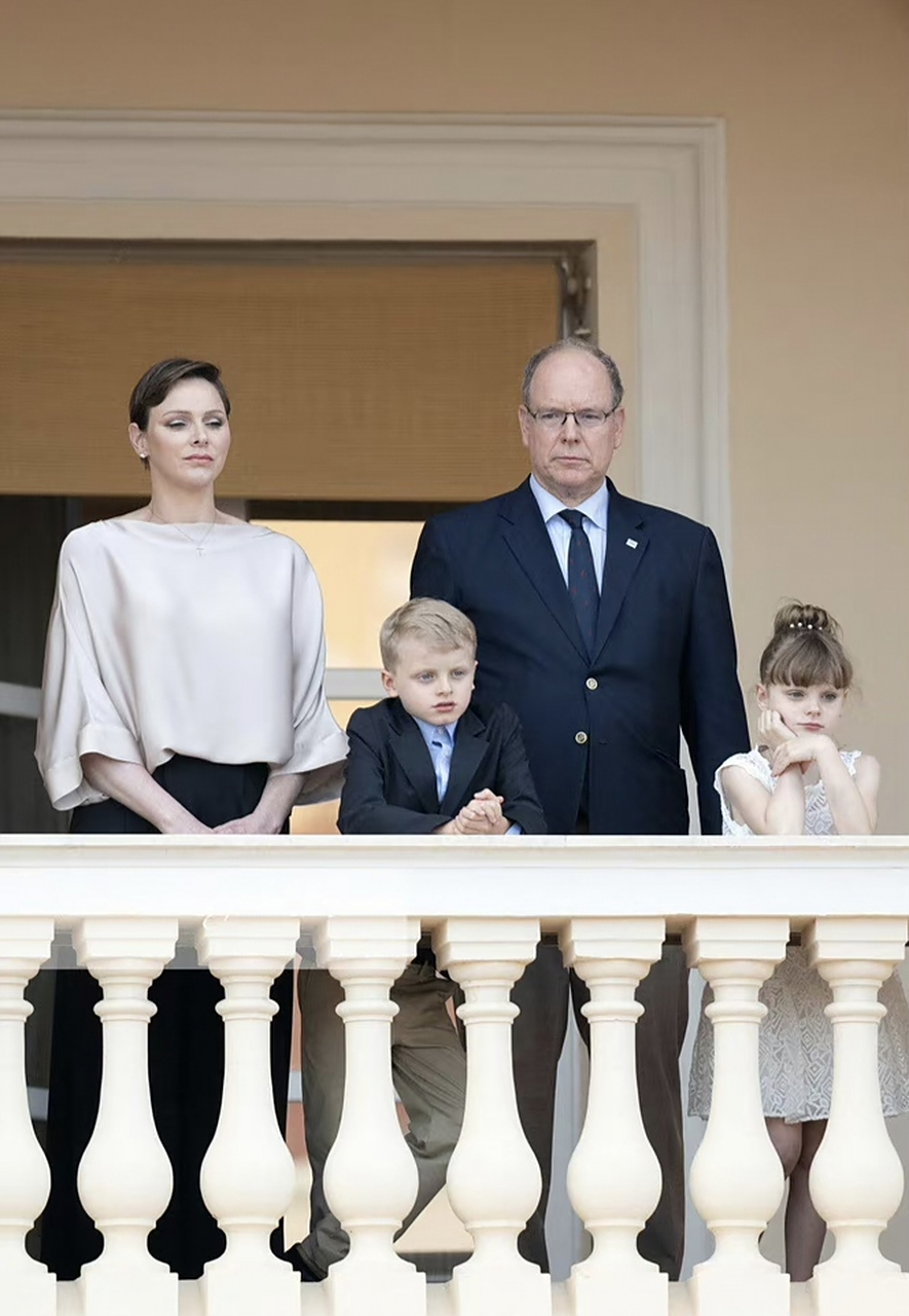 摩纳哥亲王阿尔贝二世,王妃夏琳和龙凤胎观看宗教巡游活动.