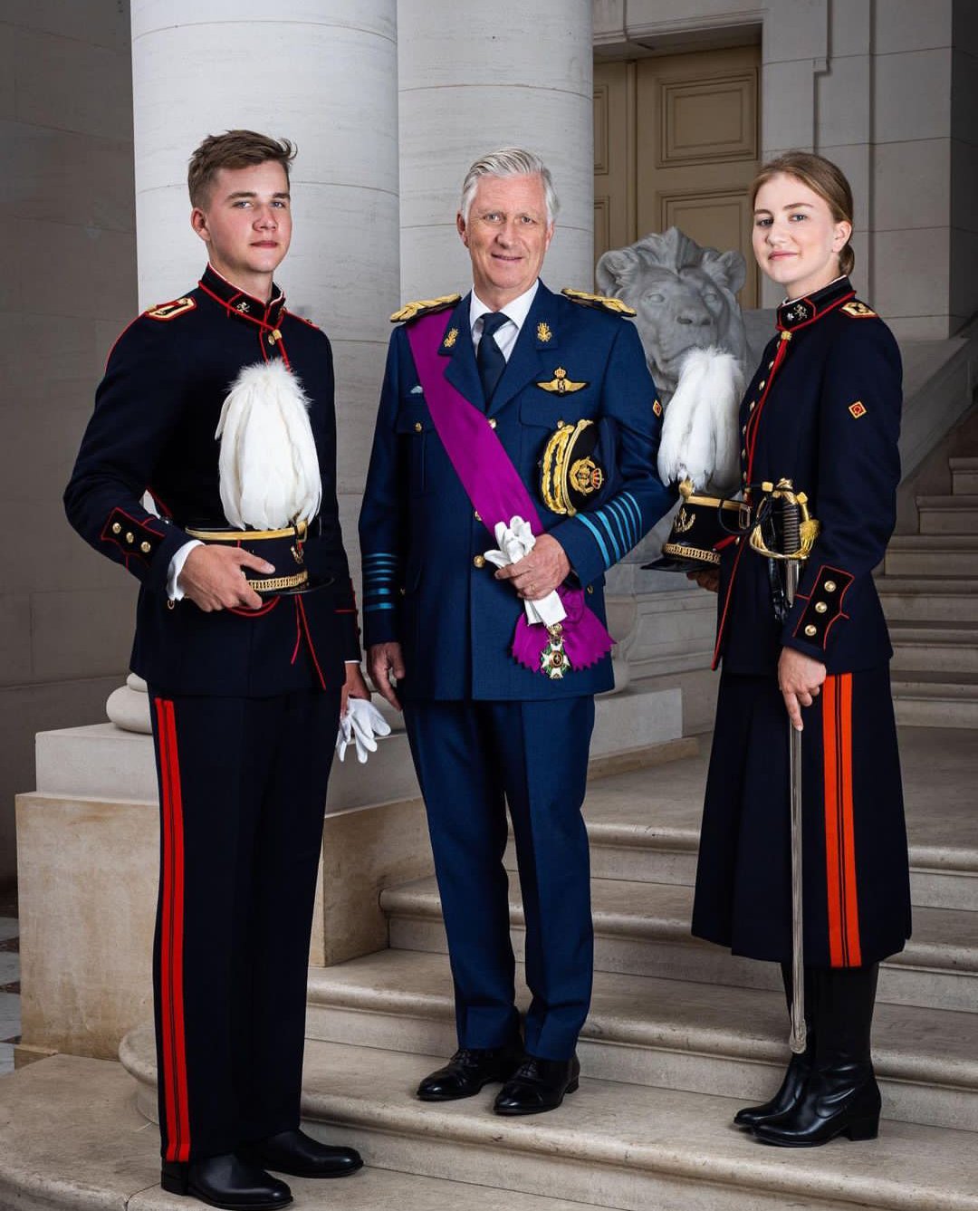 比利时王室发布国王菲利普 ,女王储伊丽莎白,加百列王子的军装官方