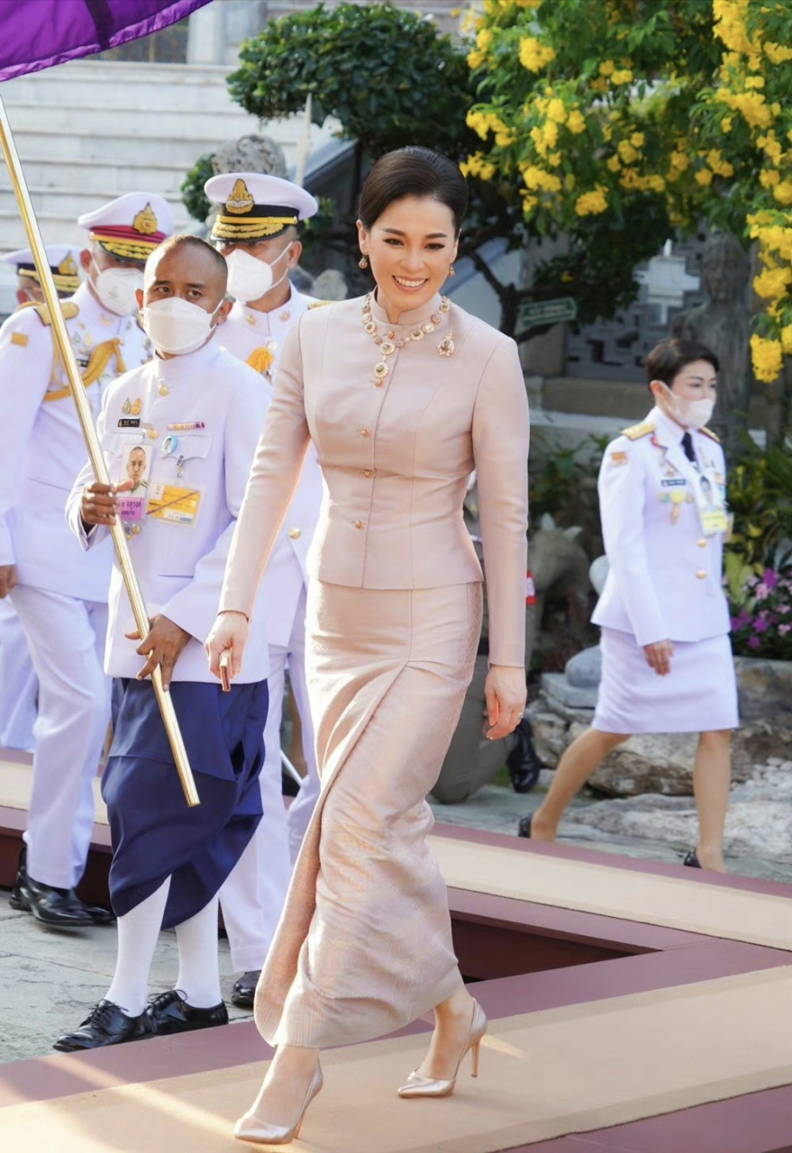 泰国皇后苏提达,从空姐到保镖再到王后的逆天改命史都可以写一部宫斗