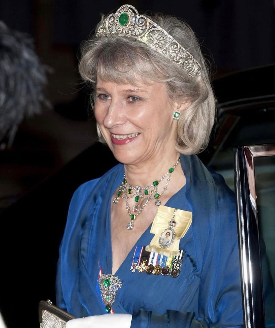 英国格洛斯特公爵夫人拥有一枚很少佩戴的祖母绿钻石胸针,其来源此前