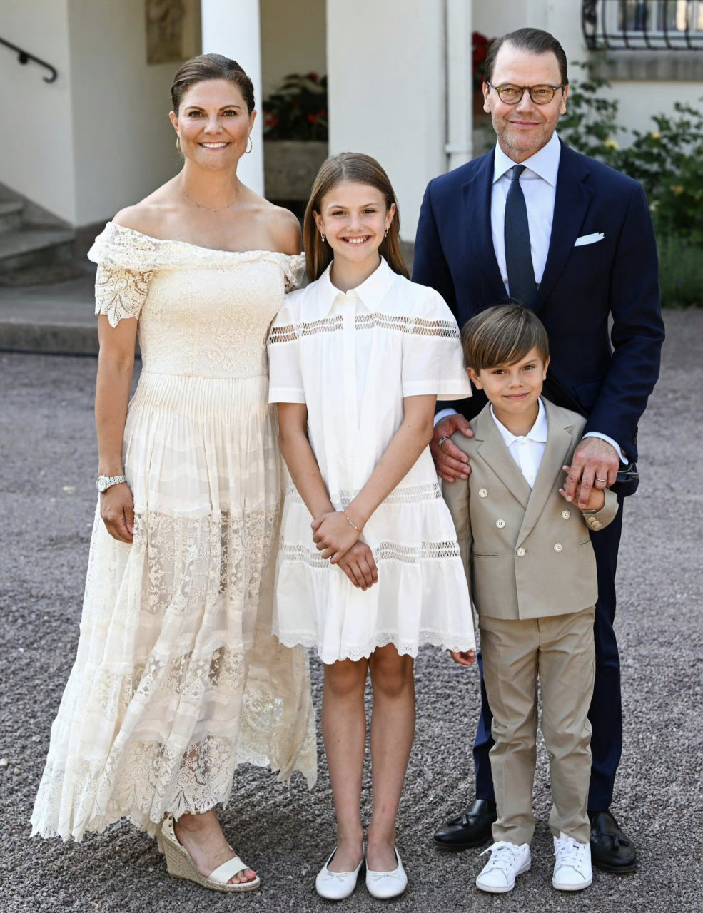 瑞典女王储维多利亚庆祝46岁生日,母女装来自h&m,小公主的身高已经到