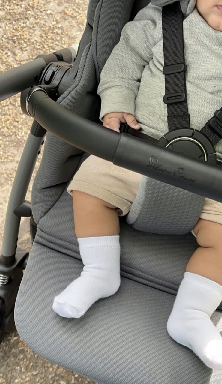 迪拜王储妃谢克哈表妹晒娃啦,这次可以看到小王子的下巴是祖传下巴,谢