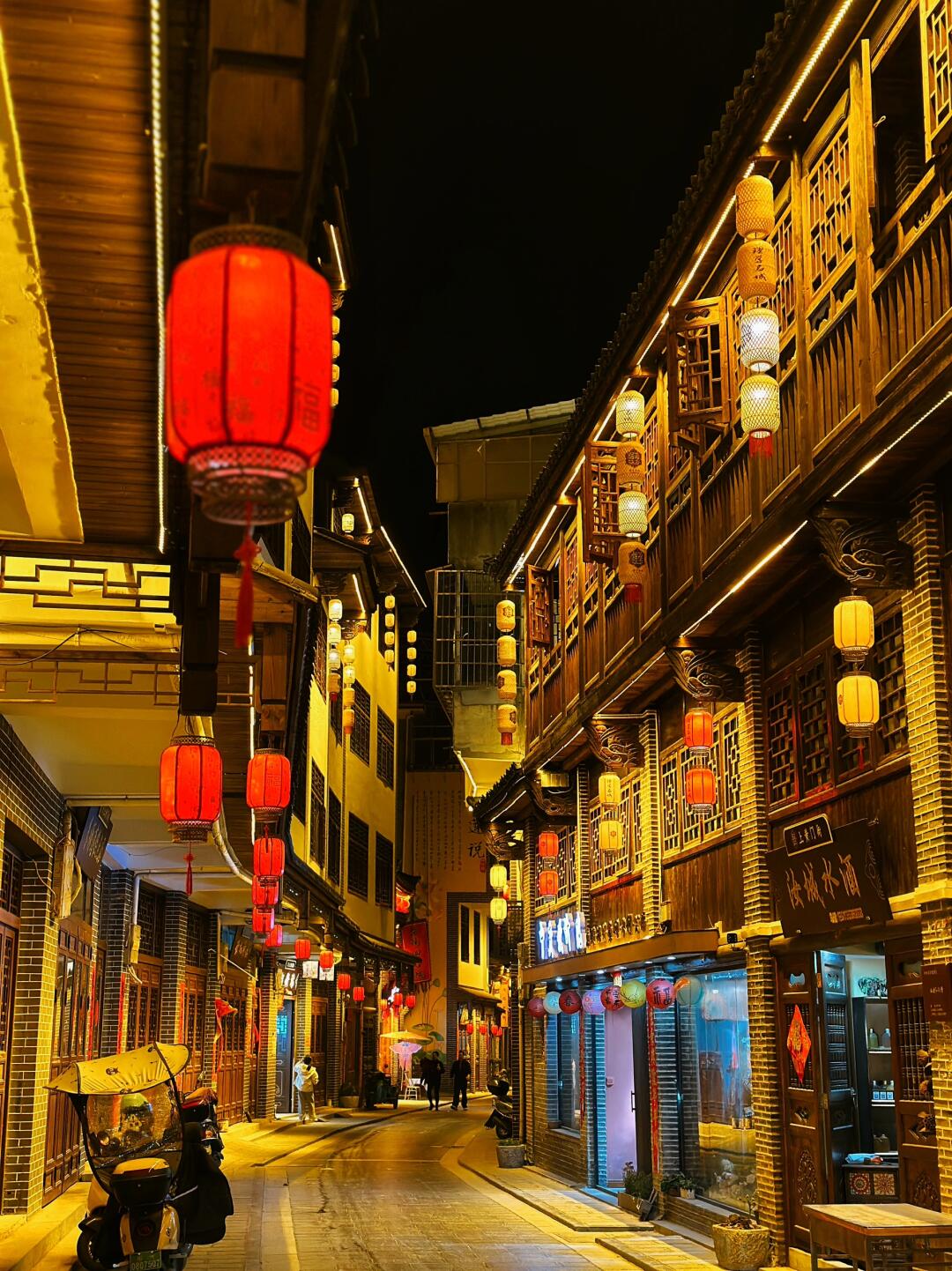 友友们,这夜色是不是很诱惑人,太美了,陪伴爸妈散