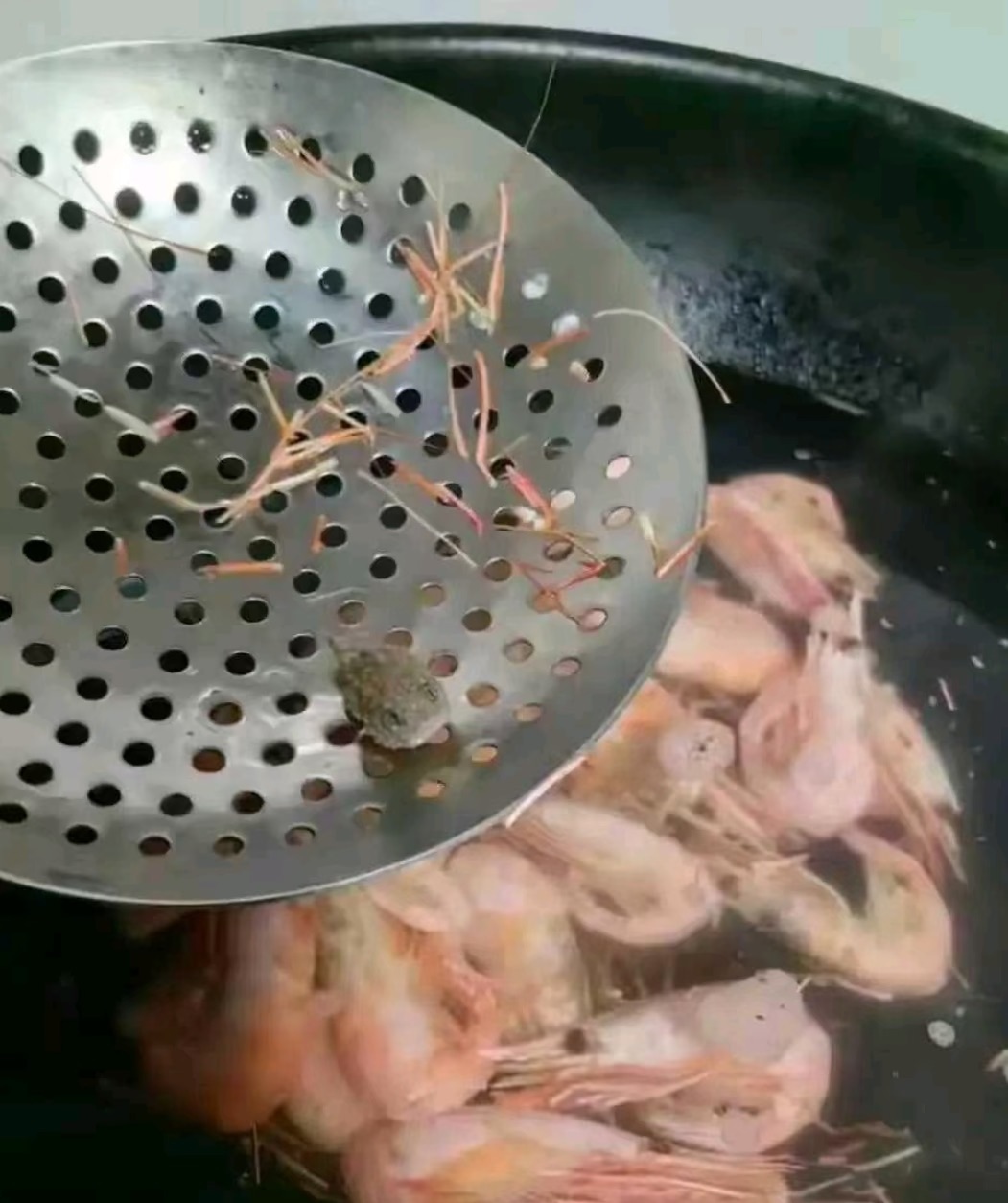 老妈今天去菜市场买了一些虾回来,煮虾时发现怎么有