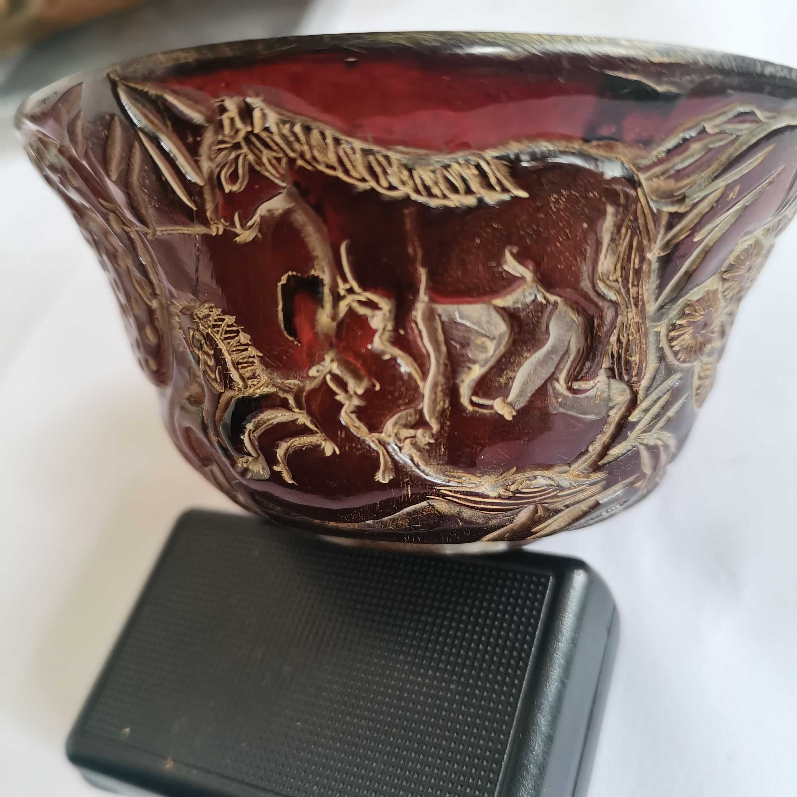 清代犀角雕松下四骏图杯.