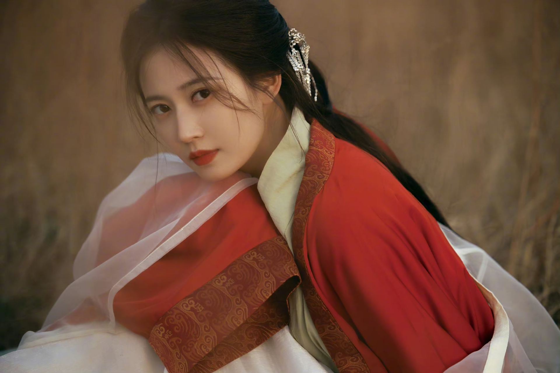 陈钰琪古装# 77红色古装简直美炸了,这要放在古代我宁愿舍弃江山乙