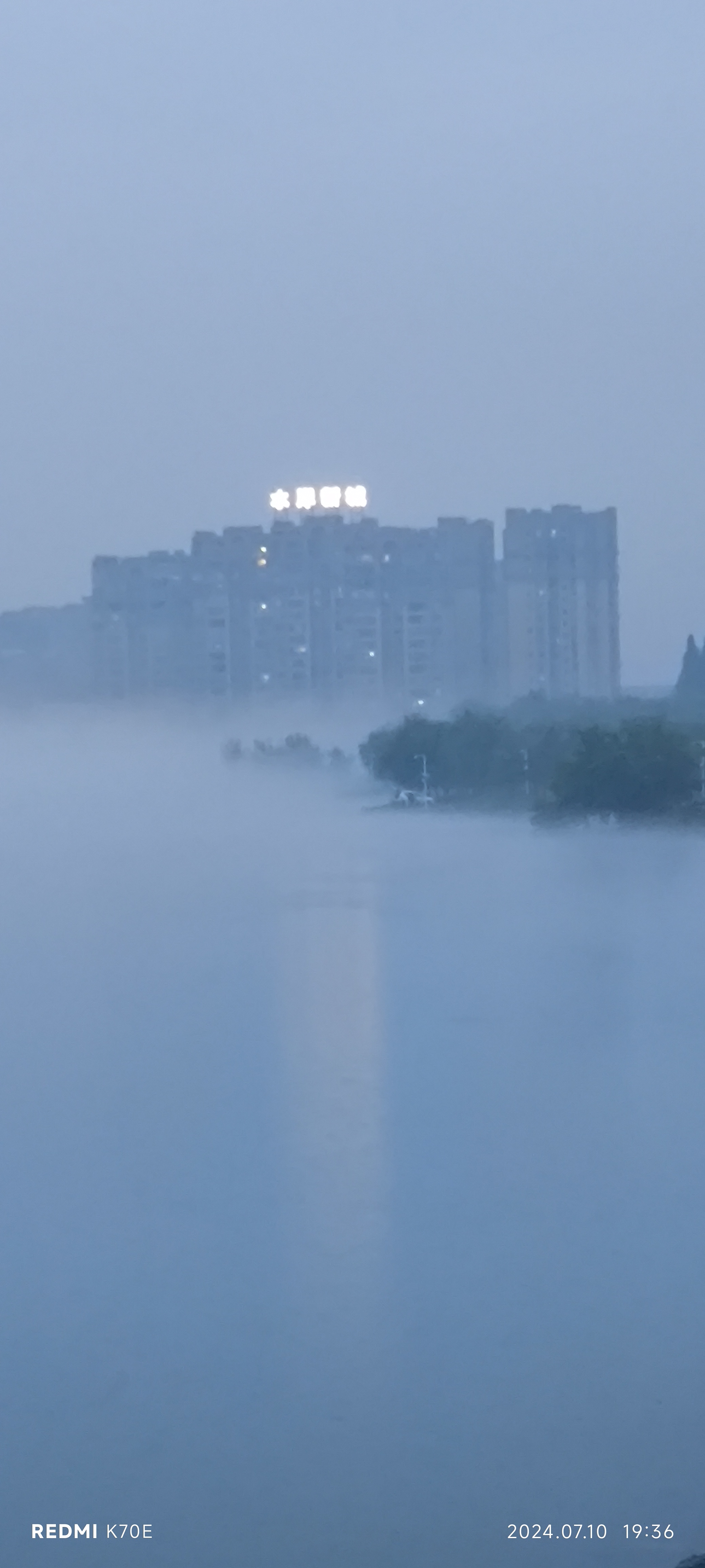 湖边晨雾图片