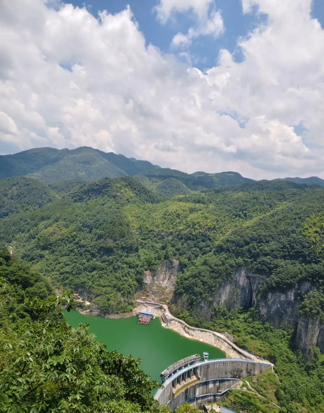 不是吹牛,坐那一桌人里,他真就像个人生赢家,别的老哥们一个个都显