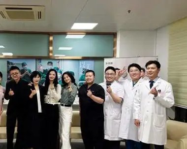 龙笑田野医生一家三口照片医生和患者的大合照图片协和医院龙笑