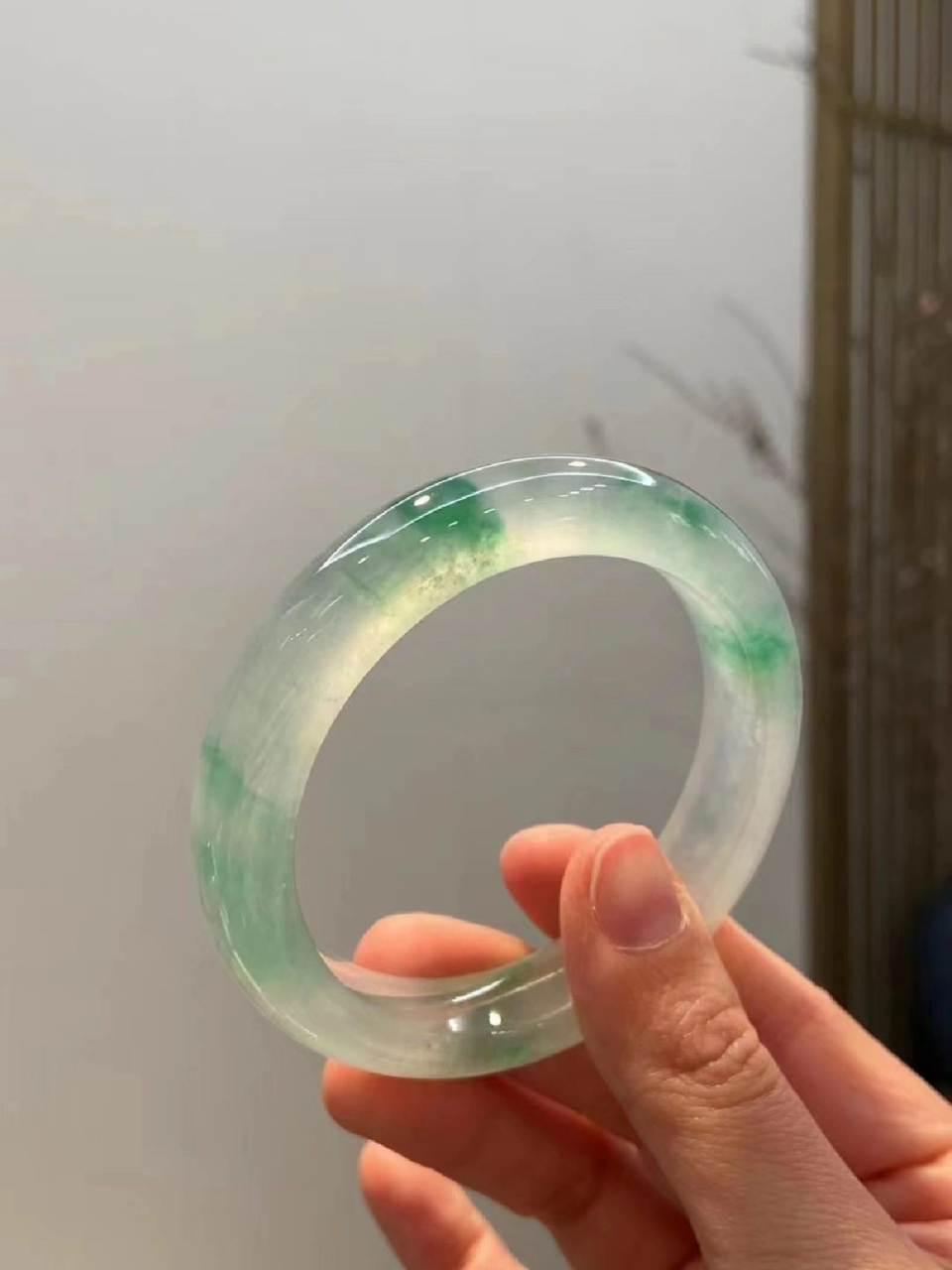 文玩# 冰飘绿花翡翠圆镯 第一眼就让我心动的飘花手镯 它色泽绮丽