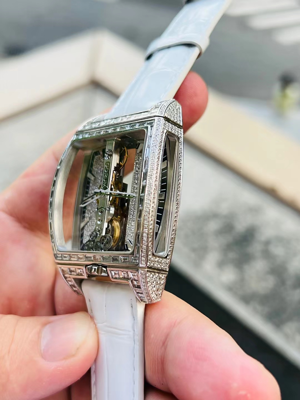 这款是昆仑金桥系列后钻腕表,机芯是自动机械,37×51毫米表径,18k白金