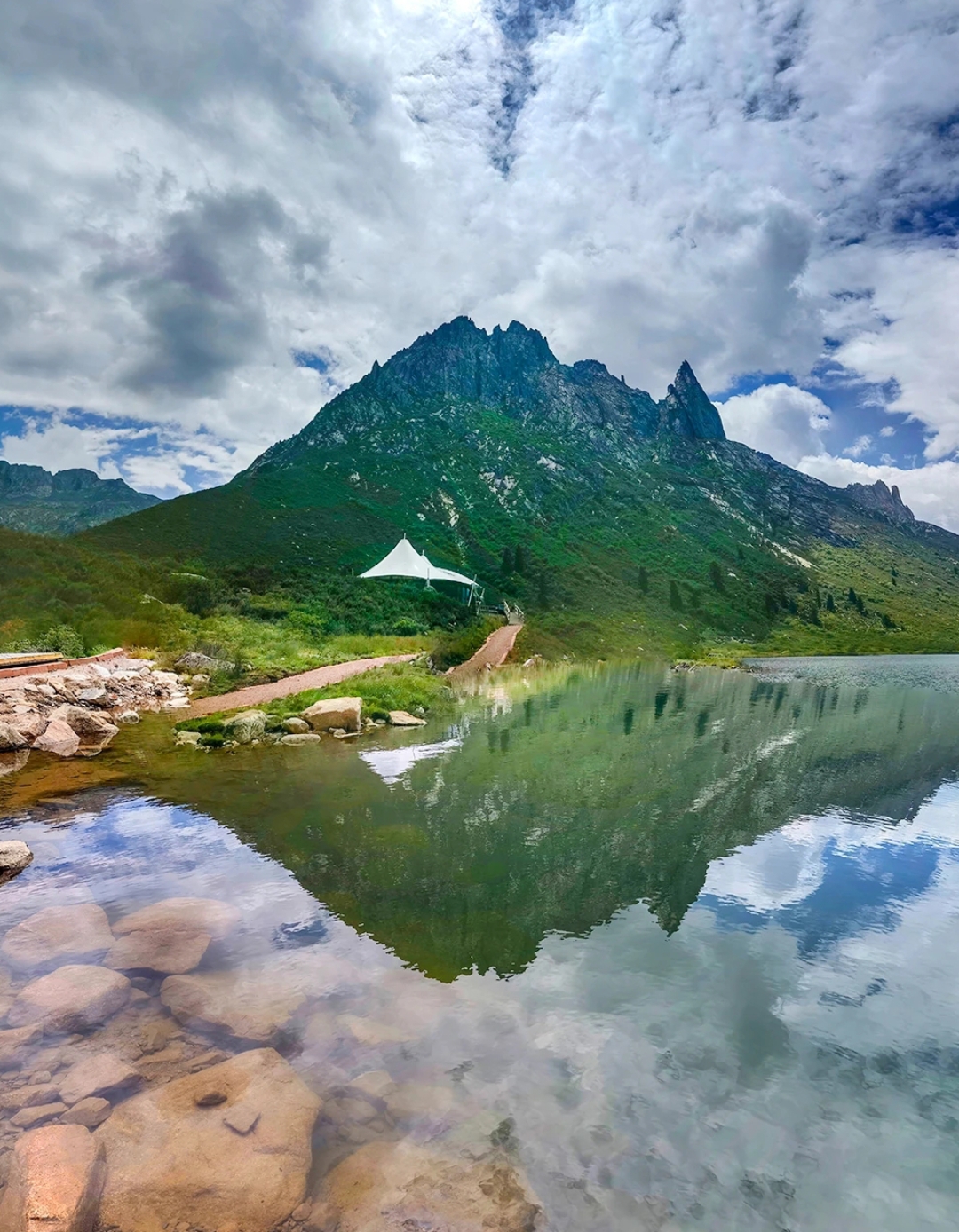 目的地心动指南#莲宝叶则的落霞湖是一个迷人的自然景观,它位于四川