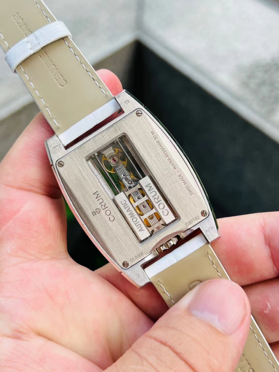 这款是昆仑金桥系列后钻腕表,机芯是自动机械,37×51毫米表径,18k白金