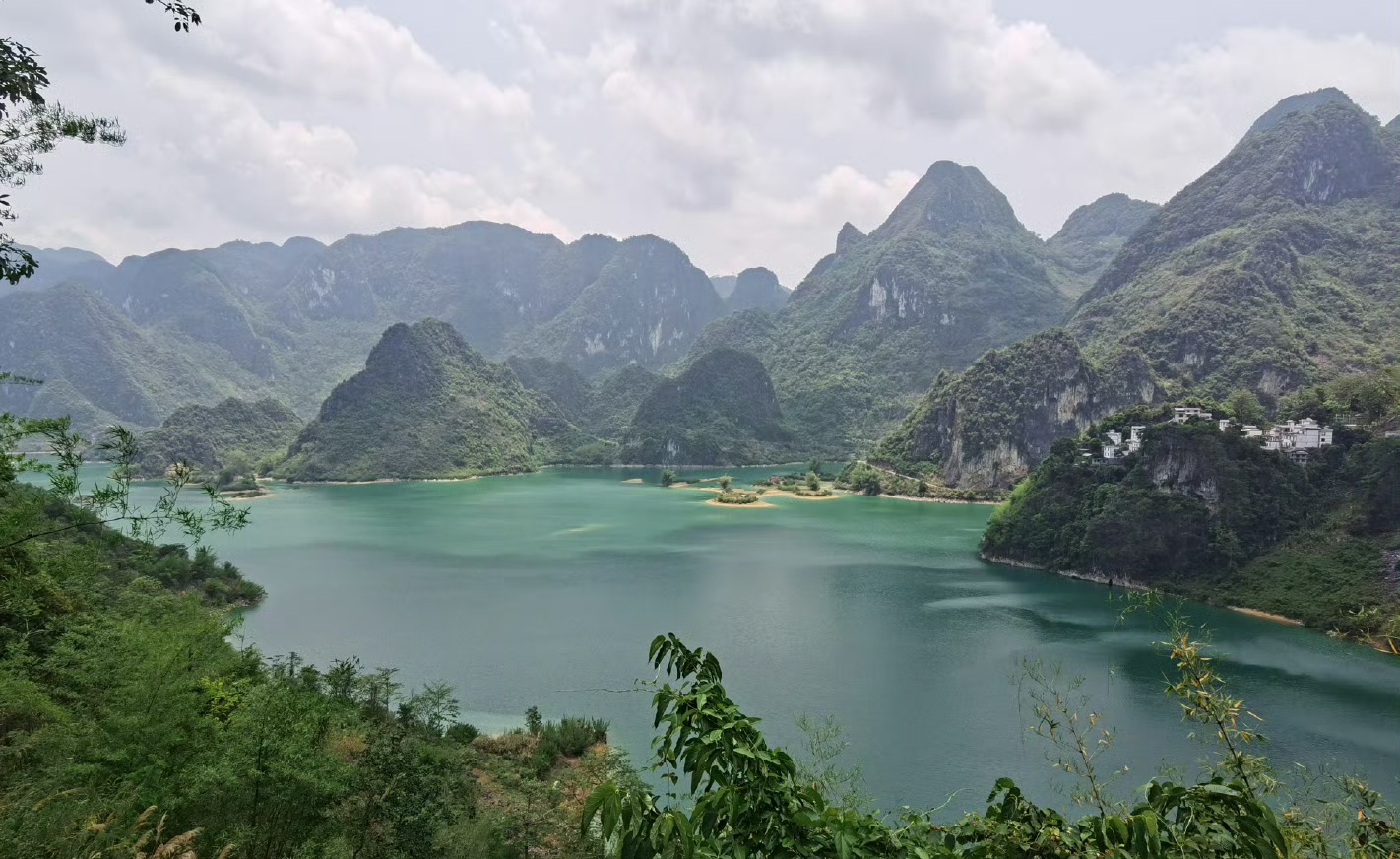 渠洋湖是一个大型的喀斯特高原湖泊水库,位于广西靖西市城西北方向28