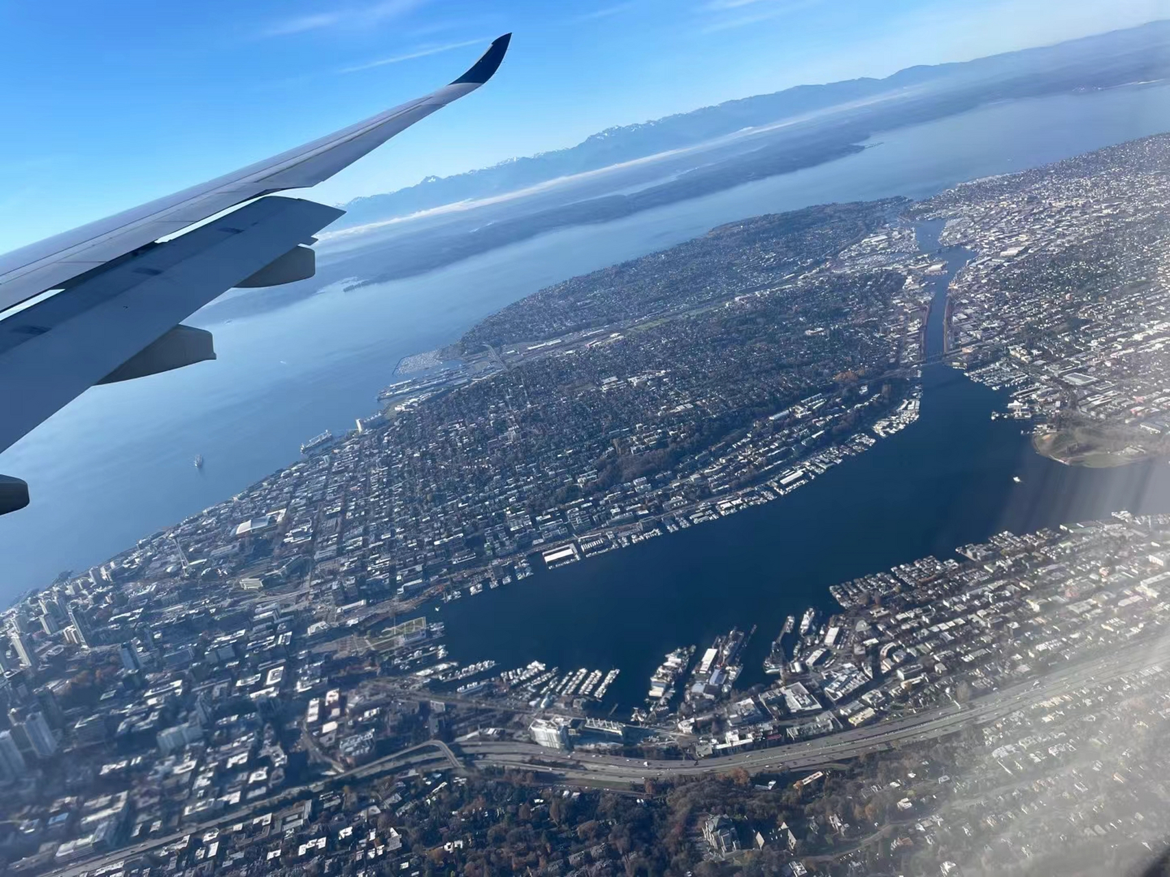 今日,从空中俯瞰洛杉矶,城市的繁华与美丽尽收眼底.