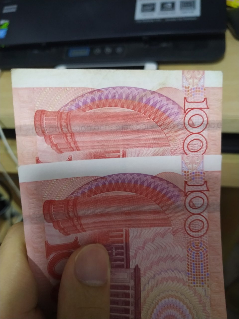 新版土豪金100元发了2种版本嘛?