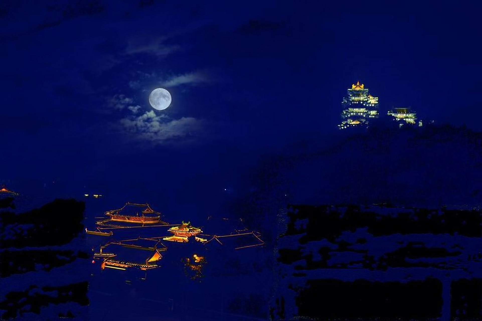 转朱阁 低绮户 照无眠