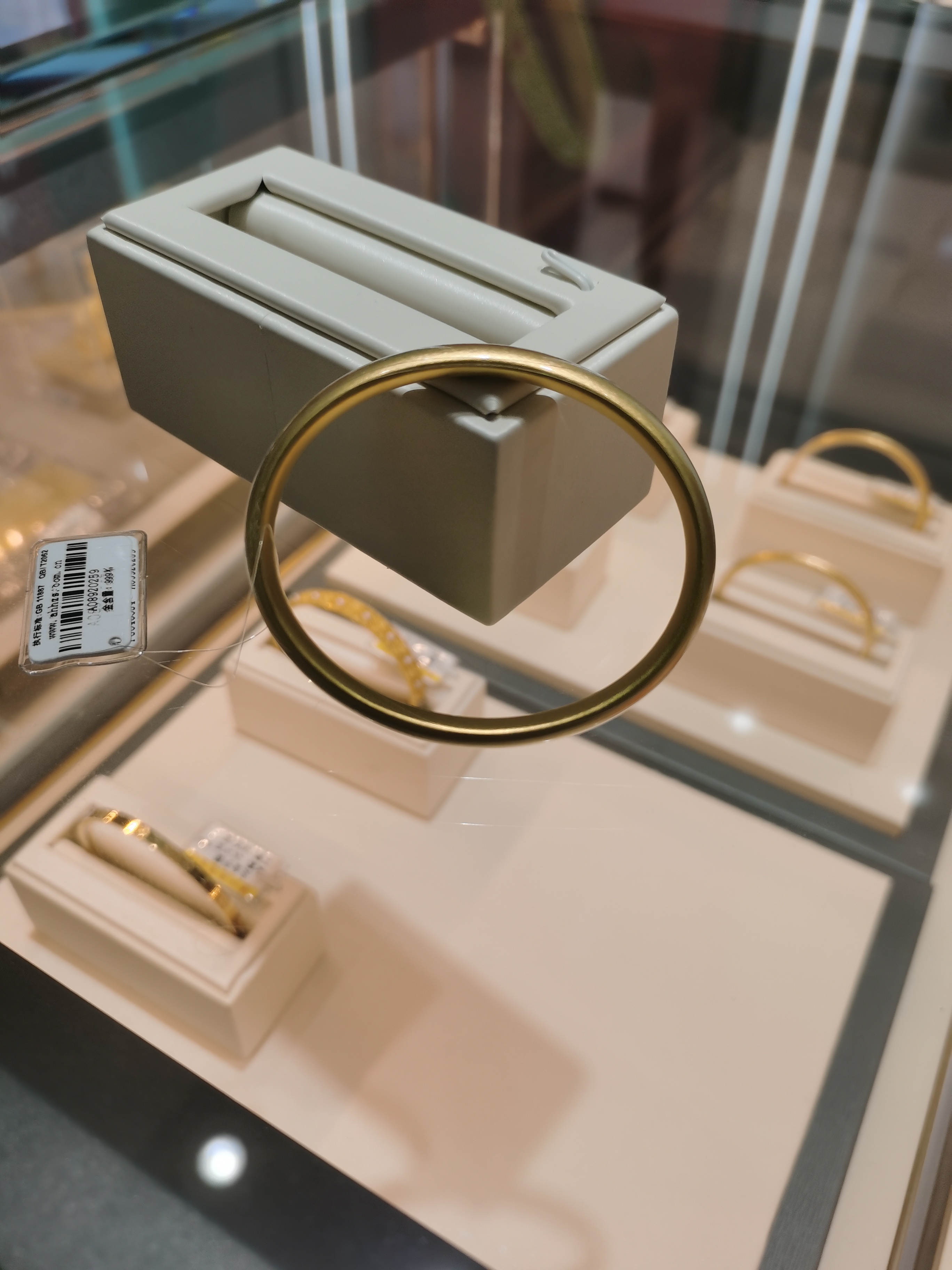 黄金贵妃镯因其椭圆形状和精细的工艺,象征着尊贵和典雅.