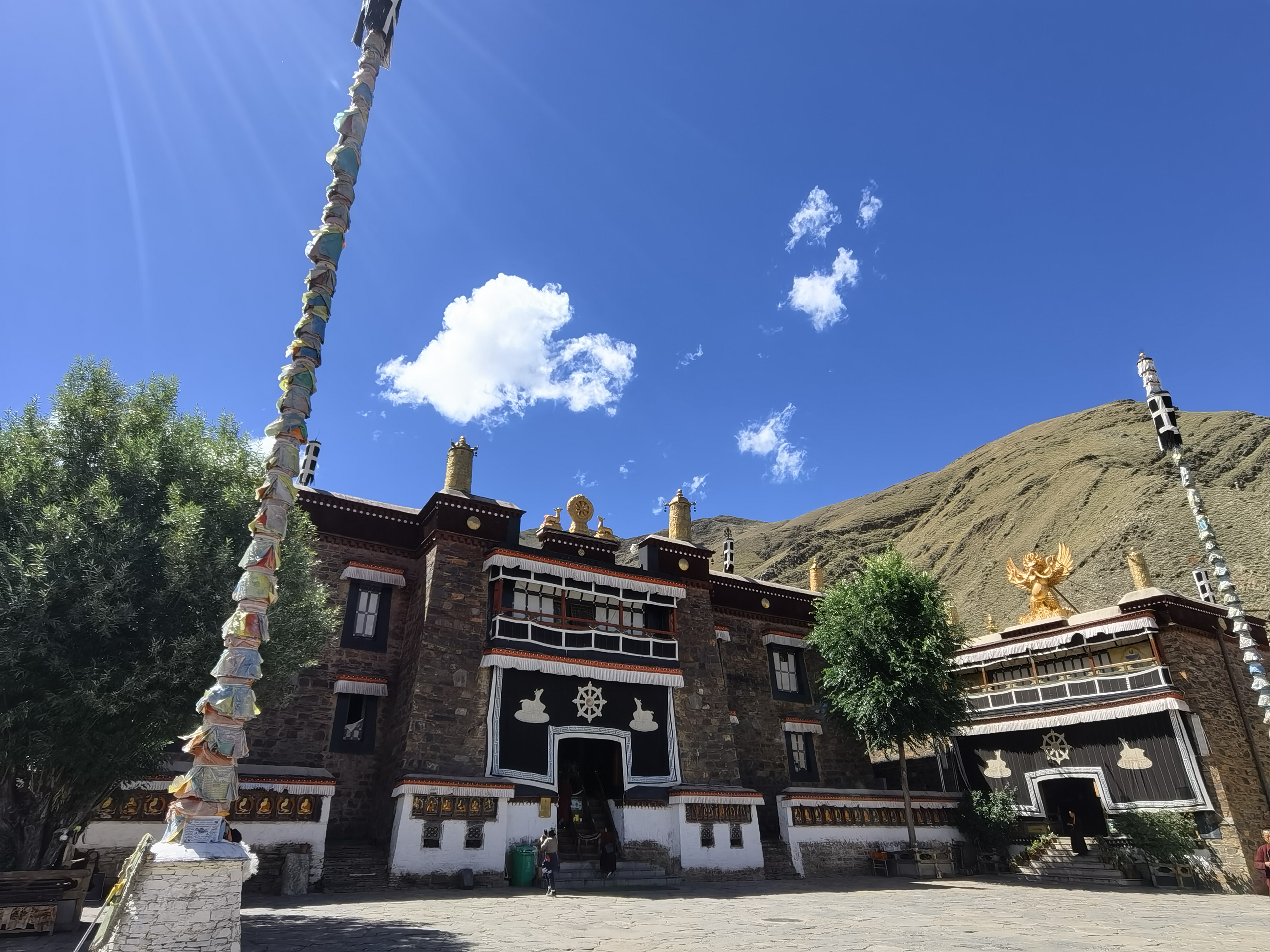 去往红教的主寺之一的敏珠林寺,返回的路上可以朝拜莲师和藏王首次会