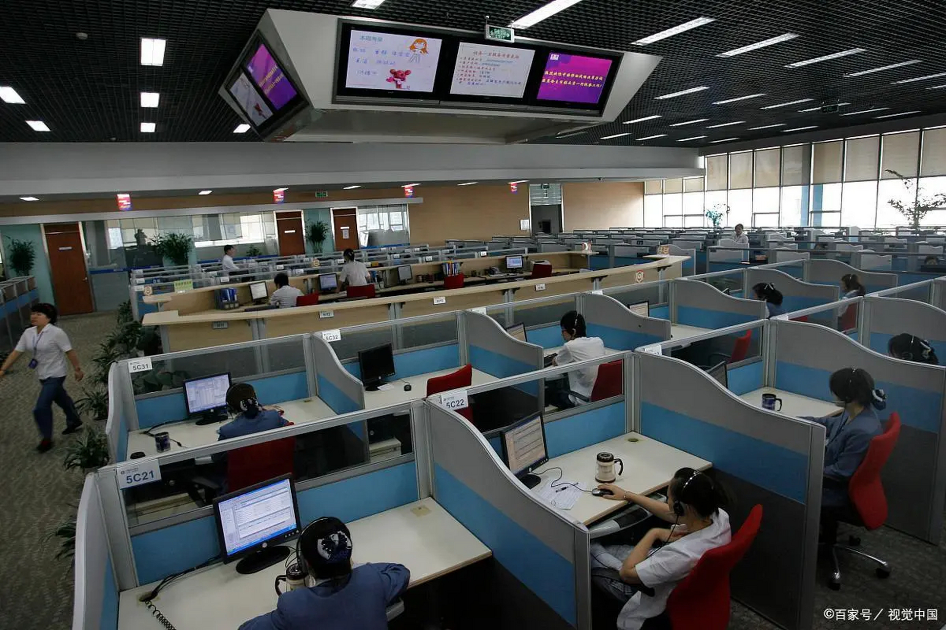 腾讯财大气粗,没有能力建客服中心,一个客服中心是很烧钱的,客服被