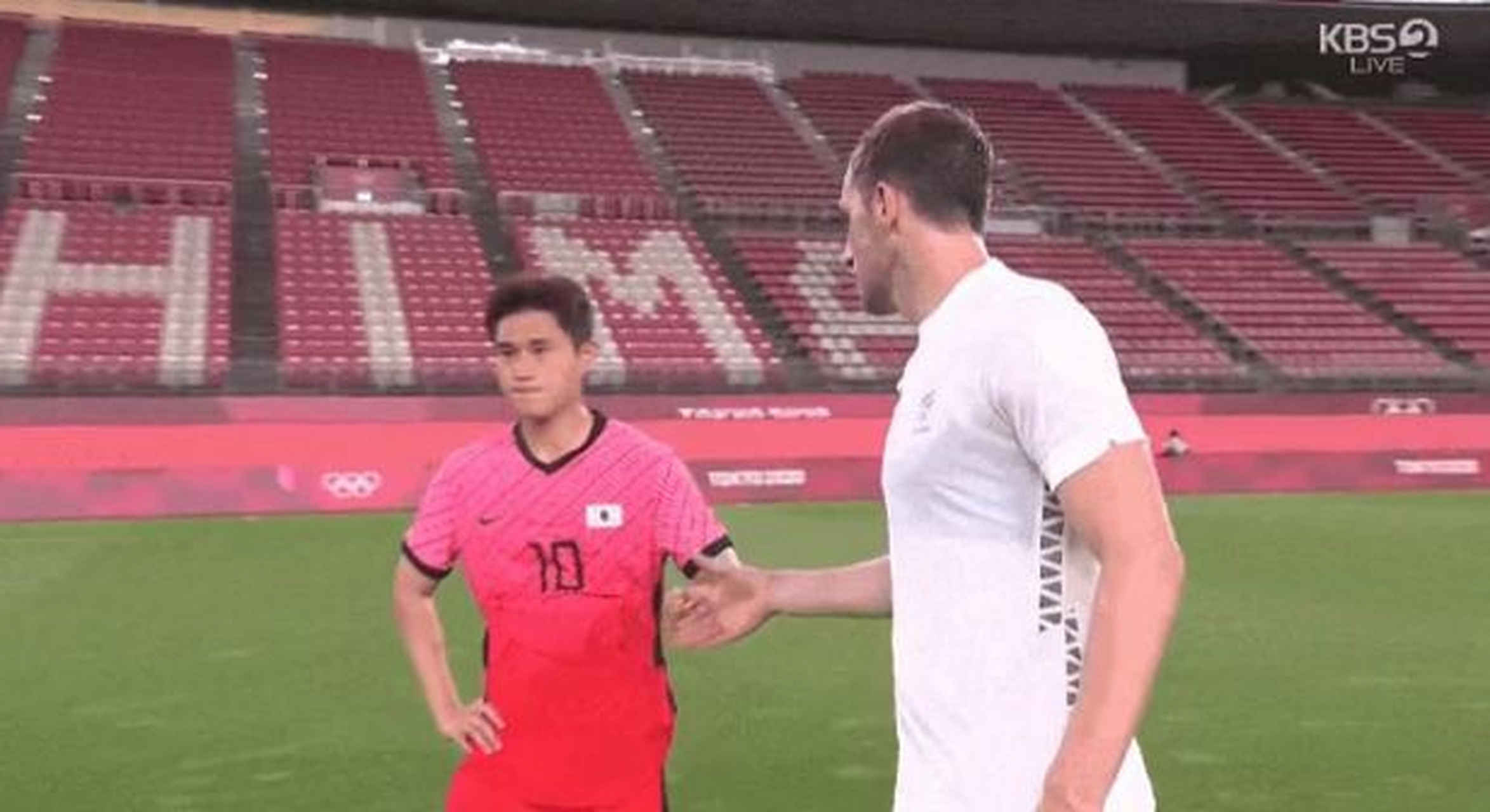 在日本茨城县鹿岛体育场举行的东京奥运会b组首场比赛中,由主教练金学