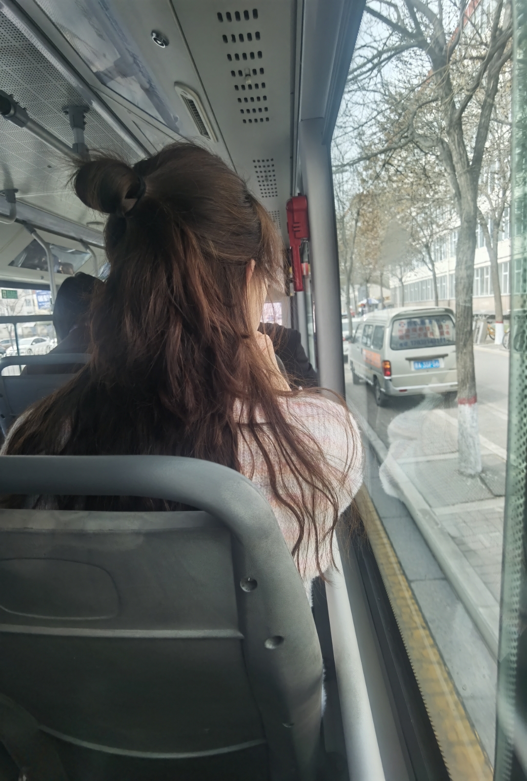 背影女神短发霸气头像  窗外风景流转,思绪随之飘远.