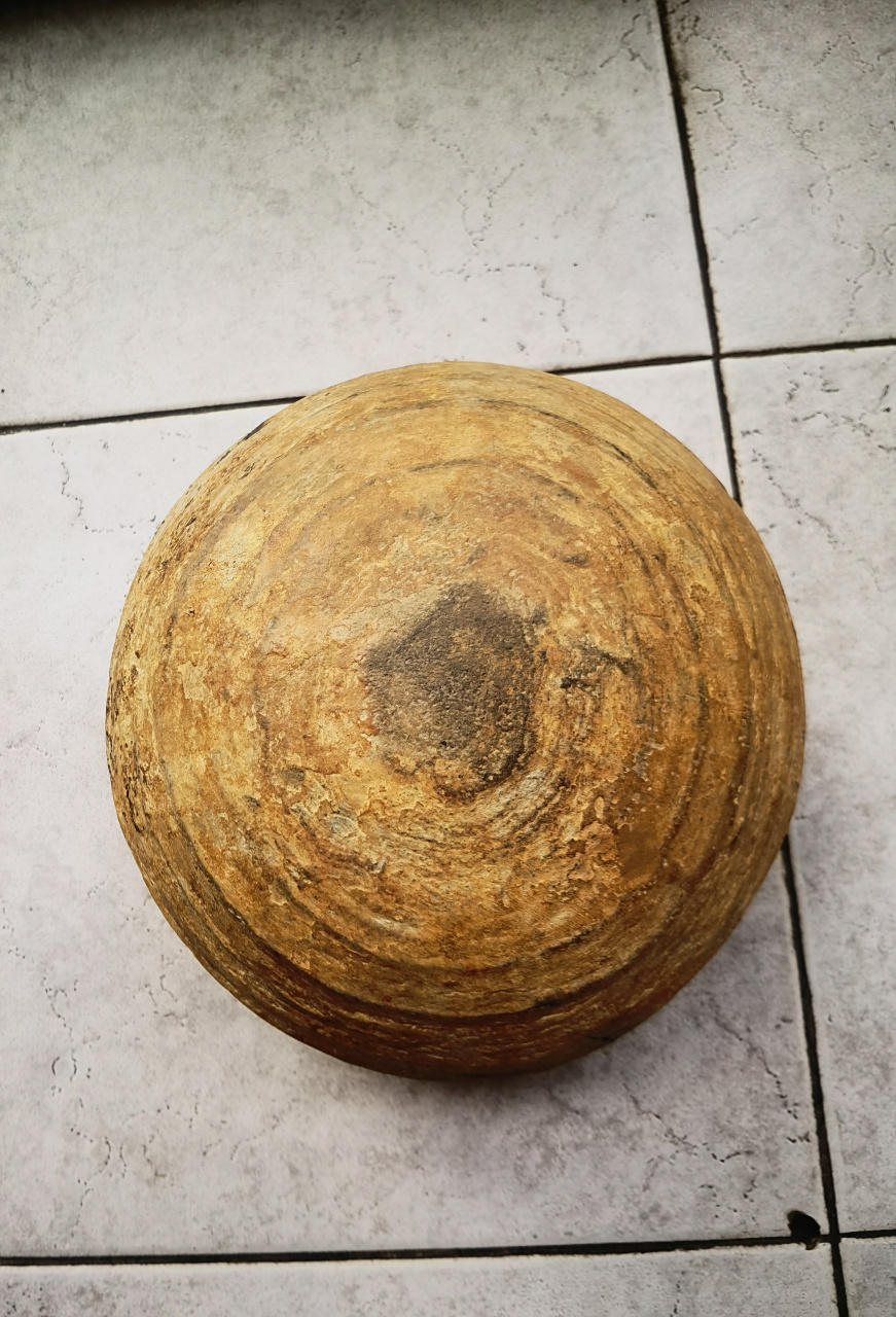 有没有懂的,这石胆值钱吗,椭圆形,直径22公分,重18斤.