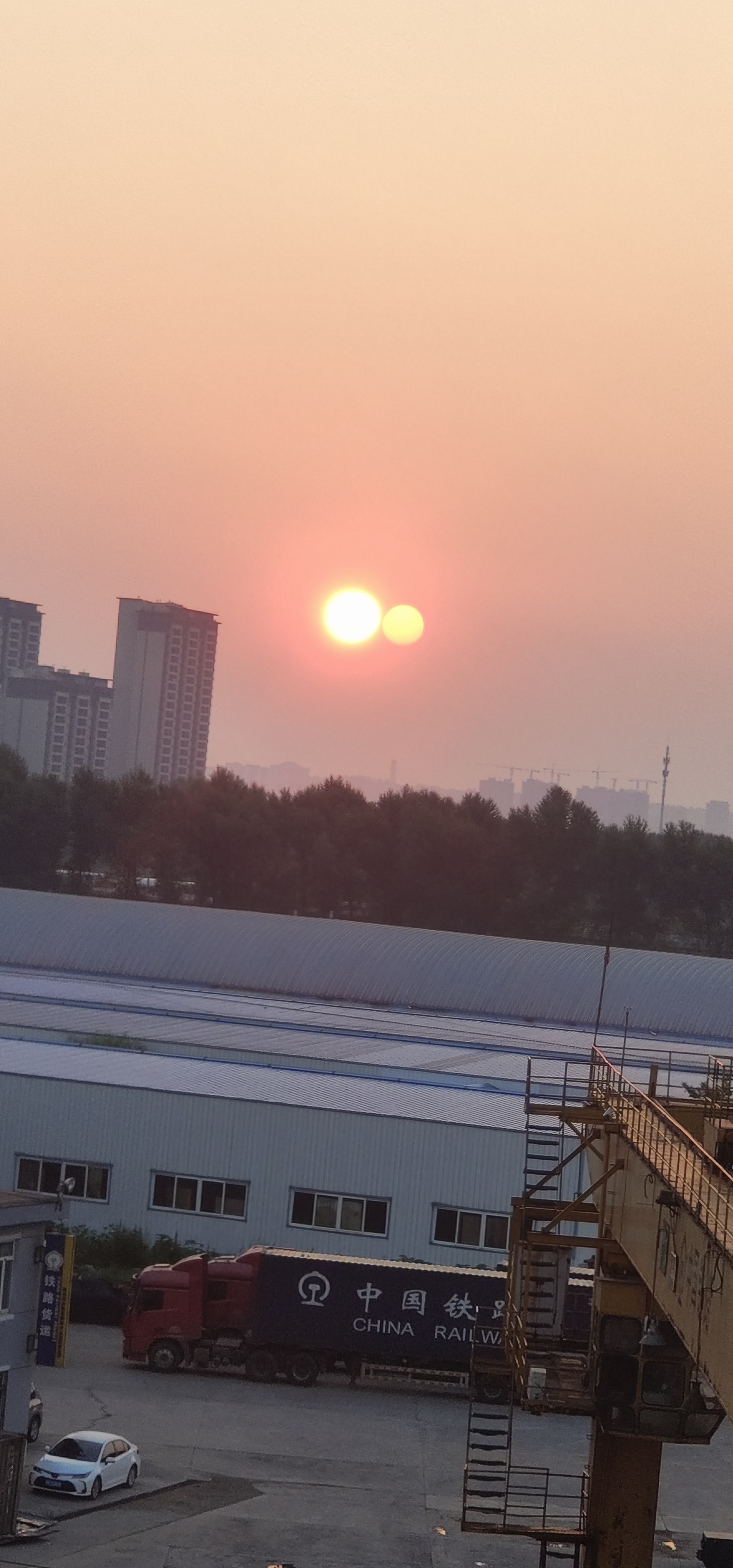天现异象!你们见过吗?两太阳