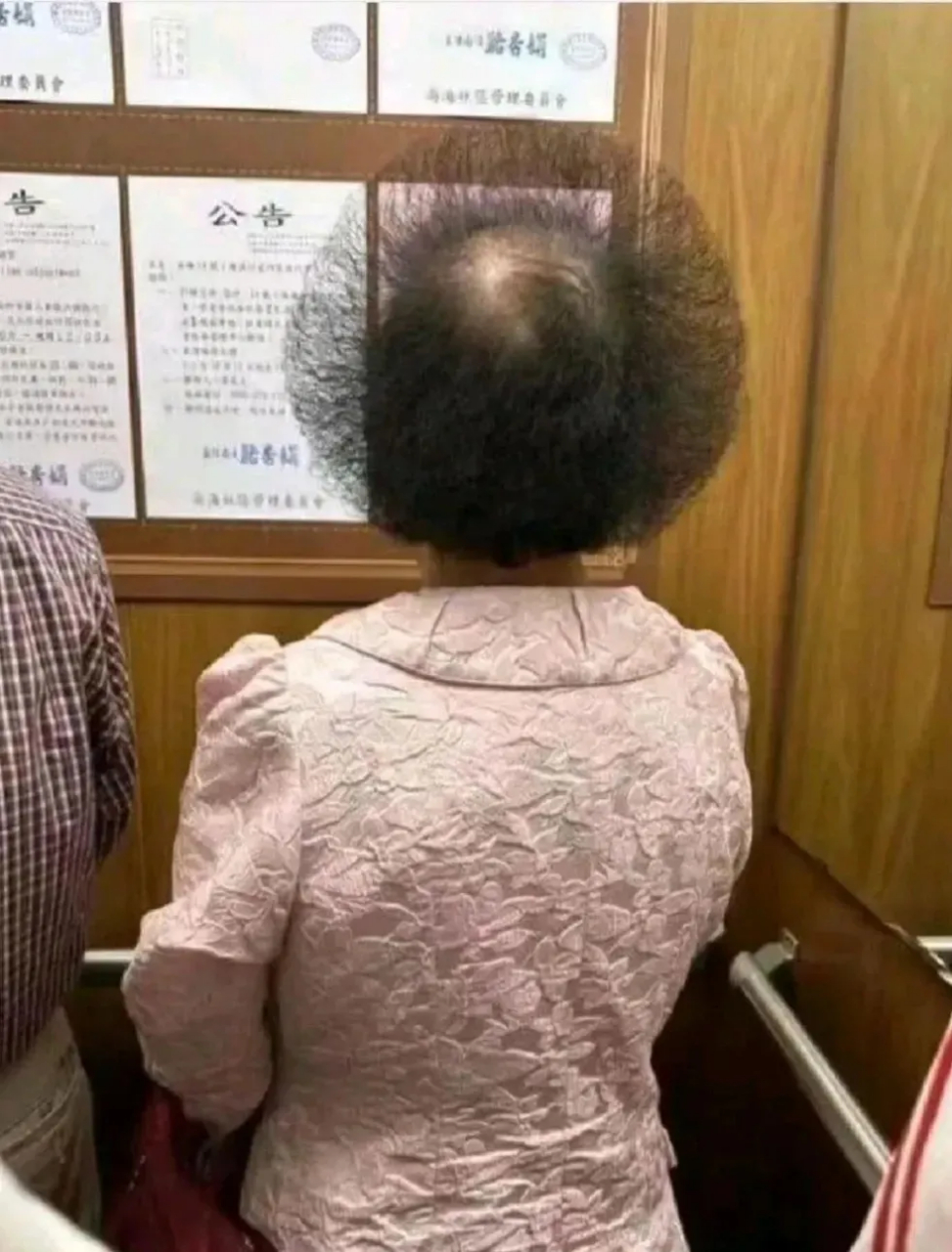 烫头并不需要头发多,头发稀少一样烫出回头率,这老太太也太逗了.