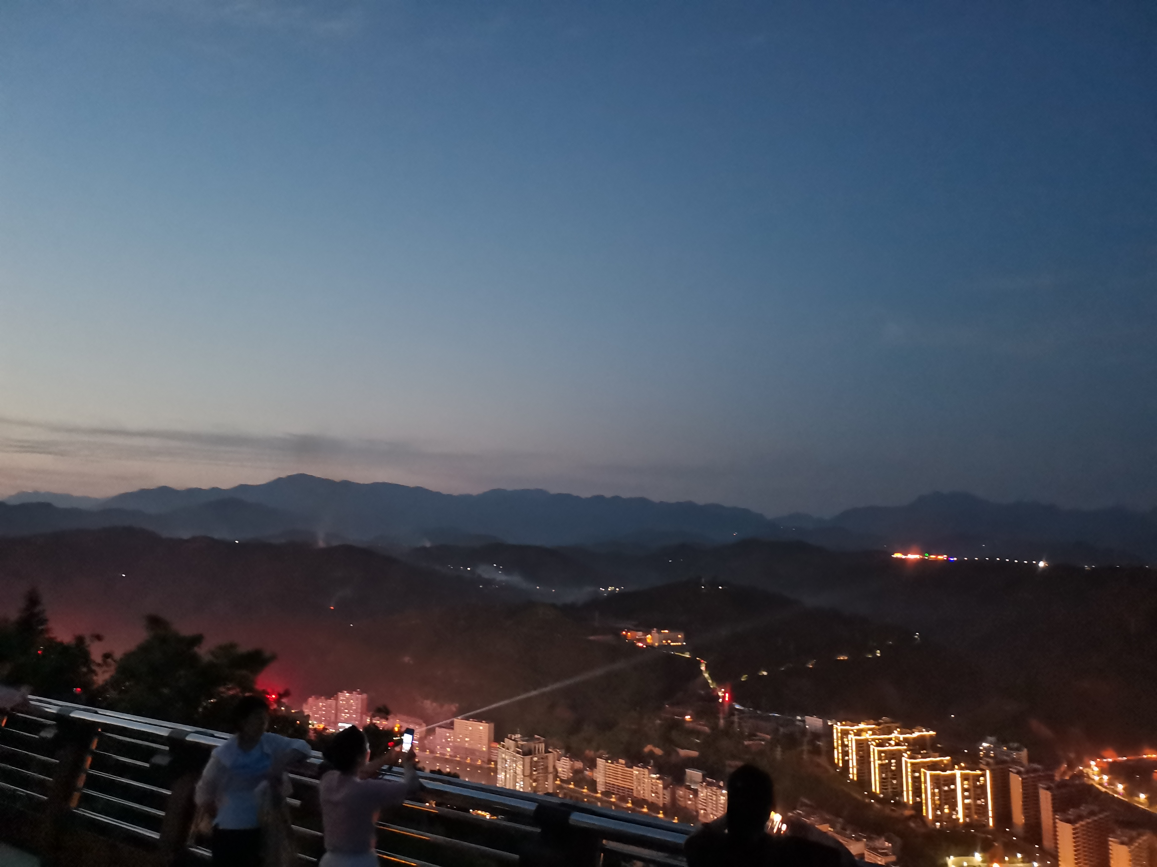 太极城旬阳市,夜晚的观景台俯瞰整个城区,挺好看的